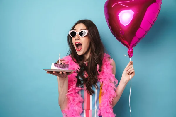 Photo Delighted Young Woman Sunglasses Posing Balloon Cake Isolated Blue — Stock Photo, Image