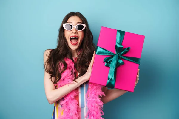 Foto Deliziata Giovane Donna Occhiali Sole Posa Con Scatola Regalo — Foto Stock