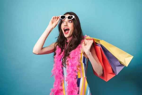 Foto Mujer Joven Sorprendida Sosteniendo Bolsa Compras Gafas Sol Aisladas — Foto de Stock