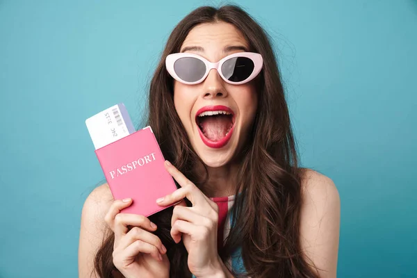 Foto Una Joven Asombrada Con Gafas Sol Posando Con Pasaporte — Foto de Stock