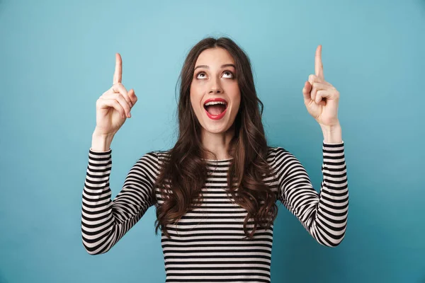 Foto Mulher Agradável Animado Camisola Listrada Apontando Dedos Para Cima — Fotografia de Stock