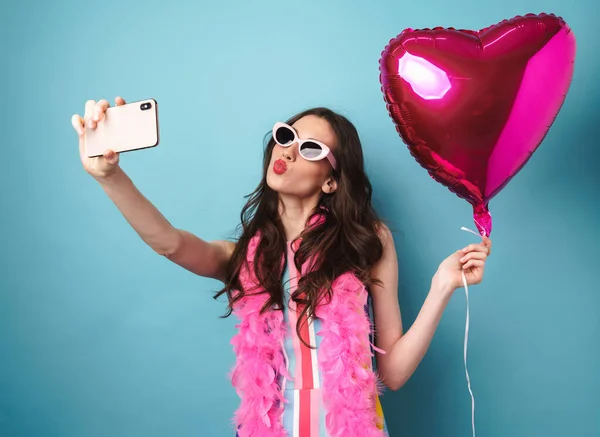 Foto Mujer Joven Atractiva Sosteniendo Globo Mientras Toma Selfie Teléfono —  Fotos de Stock