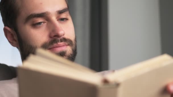 Detailní Pohled Klidného Soustředěného Mladého Muže Čte Knihu Která Sedí — Stock video
