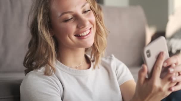 Молода Весела Жінка Вдома Допомогою Мобільного Телефону — стокове відео