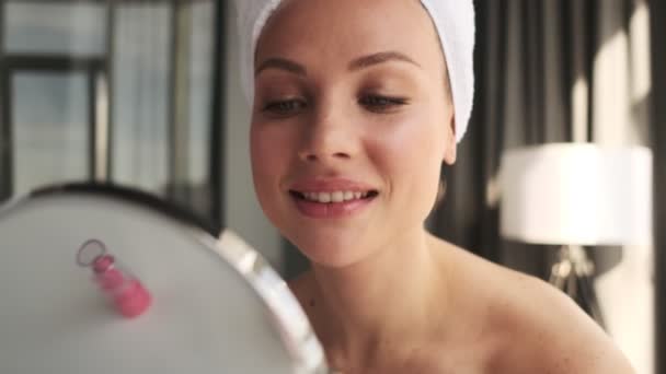 Młody Zadowolony Szczęśliwy Kobieta Domu Zastosować Makijaż Patrząc Lustro — Wideo stockowe