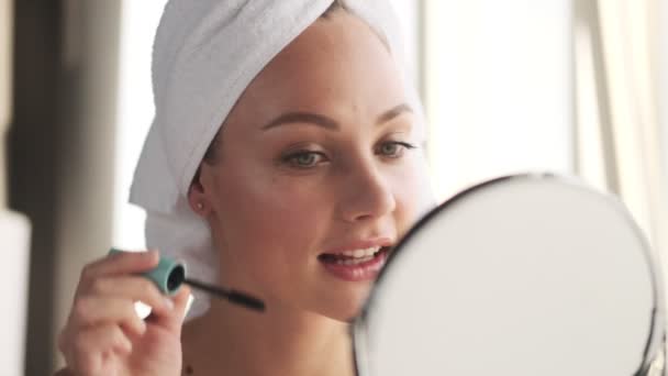 Joven Feliz Mujer Feliz Interior Casa Aplicar Maquillaje Mirando Espejo — Vídeos de Stock