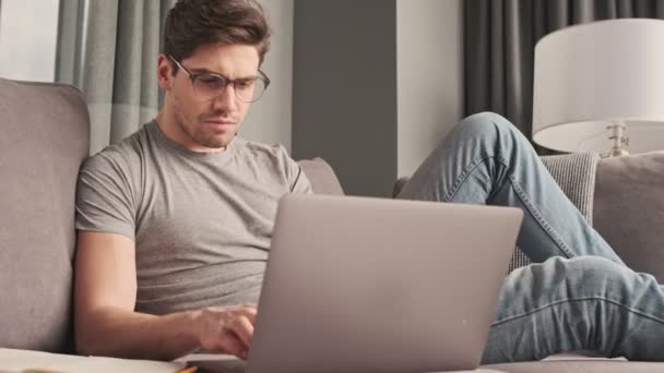 Jeune Homme Sérieux Intérieur Maison Utilisant Ordinateur Portable — Video