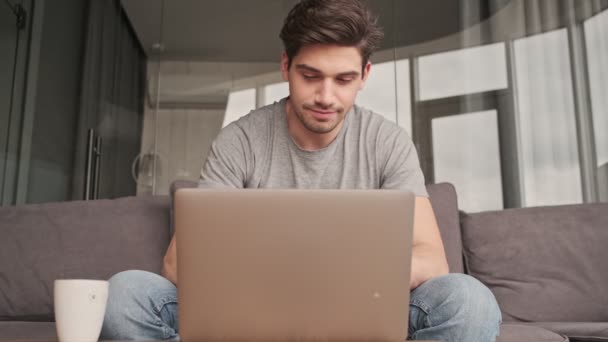 Bello Giovane Uomo Chiuso Casa Utilizzando Computer Portatile — Video Stock