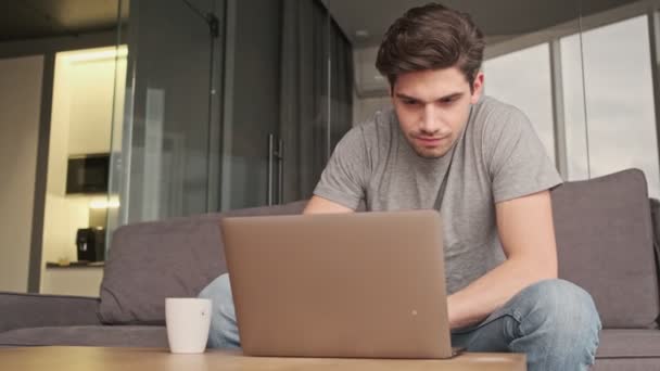 Konzentrierter Mann Hause Mit Laptop — Stockvideo