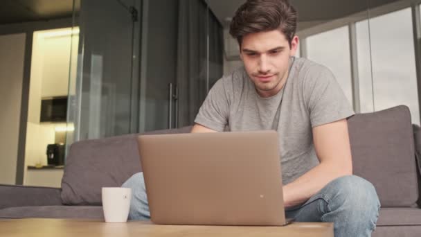 Homem Sério Dentro Casa Usando Computador Portátil — Vídeo de Stock