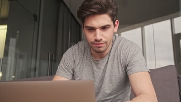 Concentrado Homem Sério Dentro Casa Usando Computador Portátil — Vídeo de Stock