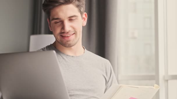 Schöner Junger Positiver Fröhlicher Mann Hause Mit Laptop — Stockvideo