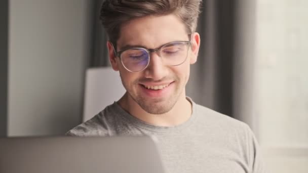 Красивий Молодий Позитивний Веселий Чоловік Вдома Використовує Ноутбук Комп Ютера — стокове відео