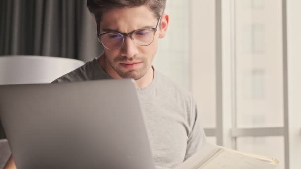 Schöner Junger Konzentrierter Mann Hause Mit Laptop — Stockvideo