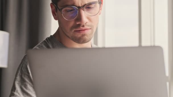 年轻而严肃的男人在家里用手提电脑 — 图库视频影像