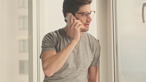 Молодий Красивий Чоловік Приміщенні Вдома Розмовляє Мобільному Телефону — стокове відео