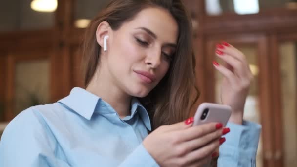 Incroyable Femme Affaires Sérieuse Dans Café Intérieur Utilisant Téléphone Mobile — Video