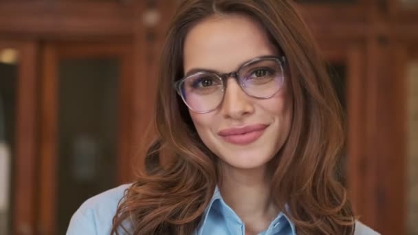 Niesamowite Ładna Kobieta Biznesu Kawiarni Pomieszczeniach Okularach — Wideo stockowe