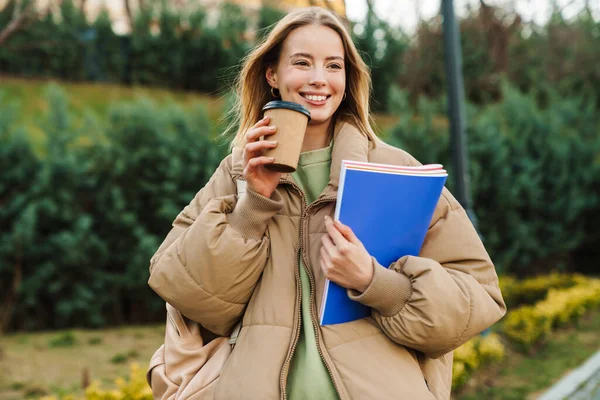 Retrato Una Joven Sonriente Sosteniendo Libros Ejercicios Tomando Café Para — Foto de Stock