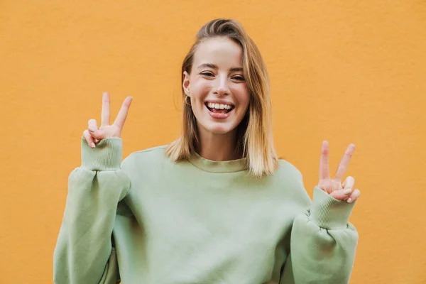 Portrét Veselé Blondýny Ženy Usmívající Gestikulující Mírové Znamení Izolované Přes — Stock fotografie