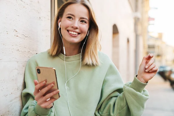 Porträt Einer Lächelnden Jungen Frau Die Kopfhörer Und Handy Benutzt — Stockfoto