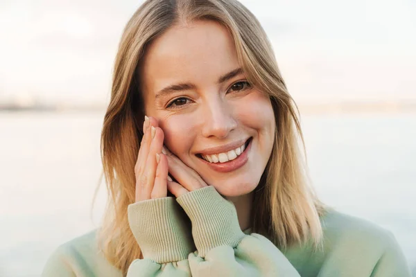 Retrato Mujer Rubia Feliz Sonriendo Mirando Cámara Mientras Camina Aire — Foto de Stock