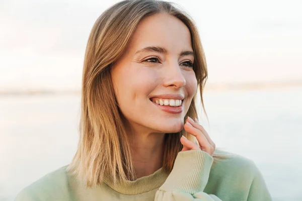 Porträtt Glad Blond Kvinna Ler Och Tittar Kameran När Går — Stockfoto