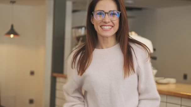 Une Vue Une Jeune Femme Heureuse Heureuse Rit Dans Café — Video