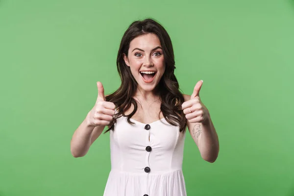 Imagem Mulher Morena Alegre Sorrindo Mostrando Polegares Isolados Sobre Fundo — Fotografia de Stock