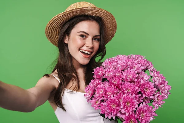 Bild Einer Fröhlichen Frau Mit Strohhut Die Blumen Hält Während — Stockfoto