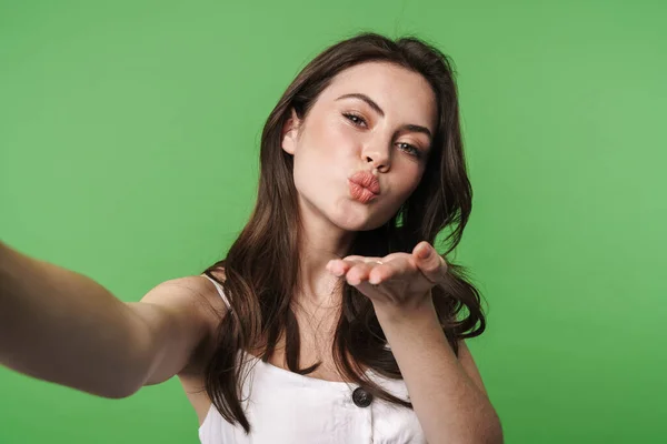 Imagem Jovem Mulher Atraente Soprando Beijo Tirando Foto Selfie Isolado — Fotografia de Stock