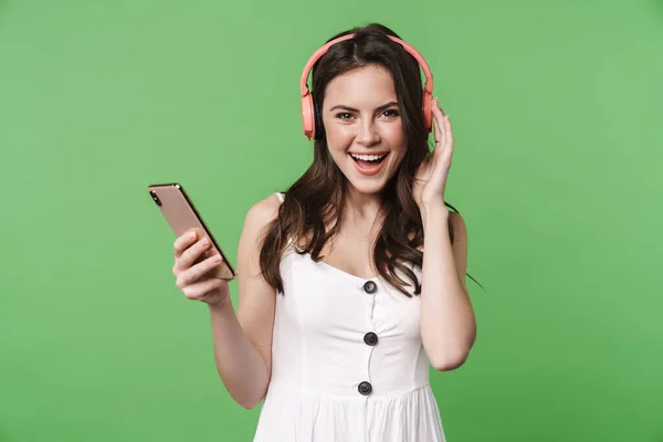 Obraz Wesołej Miłej Kobiety Uśmiechniętej Podczas Korzystania Telefonu Komórkowego Słuchawek — Zdjęcie stockowe