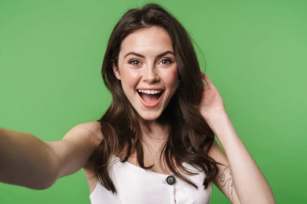 Imagen Mujer Atractiva Emocionada Sonriendo Tomando Foto Autofoto Aislada Sobre — Foto de Stock