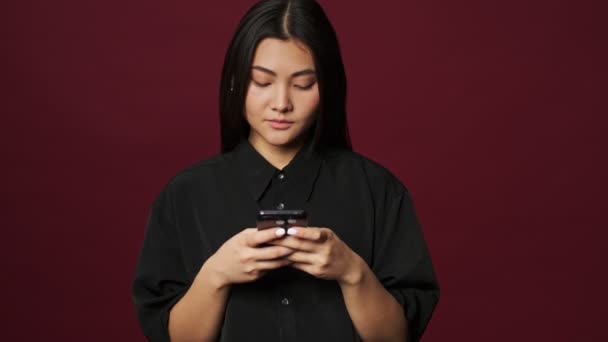 Uma Mulher Asiática Muito Jovem Vestindo Roupas Casuais Focada Seu — Vídeo de Stock