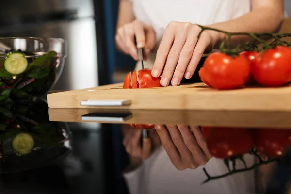 Primer Plano Una Mujer Rebanando Tomates Para Ensalada Una Tabla — Foto de Stock