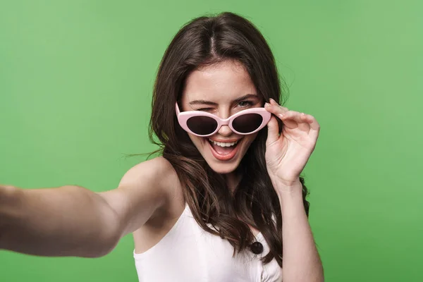 Imagem Mulher Atraente Engraçado Óculos Sol Piscando Tirando Foto Selfie — Fotografia de Stock