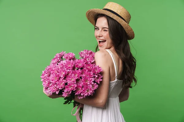 Imagen Mujer Bonita Excitada Sombrero Paja Guiñando Sosteniendo Flores Aisladas —  Fotos de Stock