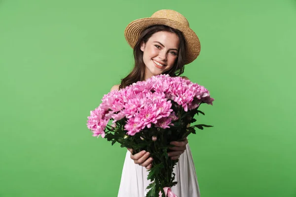 Obrázek Veselá Hezká Žena Slamáku Úsměvem Drží Květiny Izolované Přes — Stock fotografie