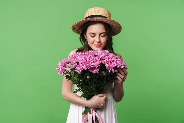Imagen Mujer Bonita Alegre Sombrero Paja Sonriendo Sosteniendo Flores Aisladas — Foto de Stock