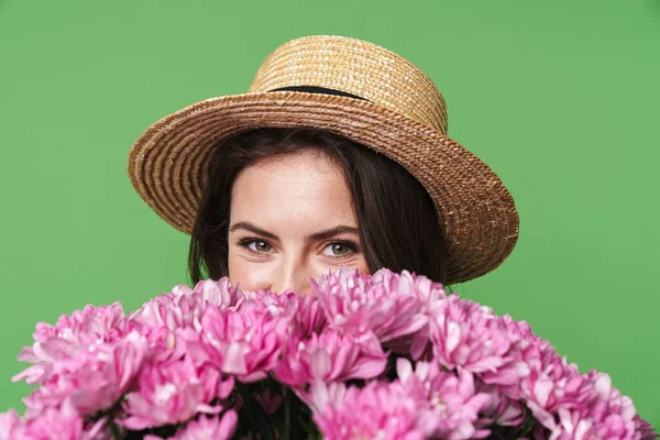 Imagem Closeup Mulher Bonita Alegre Chapéu Palha Segurando Flores Isoladas — Fotografia de Stock