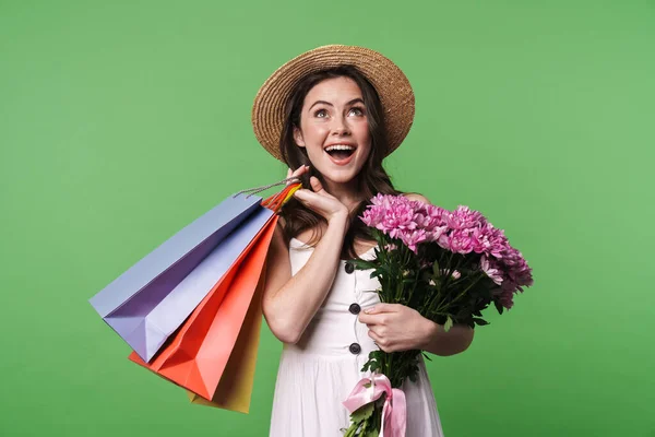 Afbeelding Van Opgewonden Mooie Vrouw Stro Hoed Met Bloemen Boodschappentassen — Stockfoto