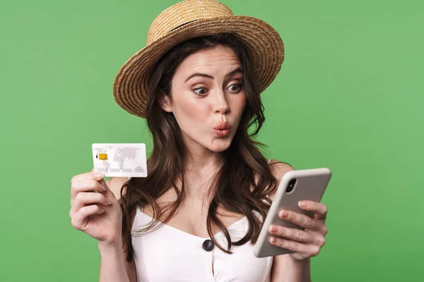 Beeld Van Een Amusante Vrouw Stro Hoed Met Creditcard Met — Stockfoto