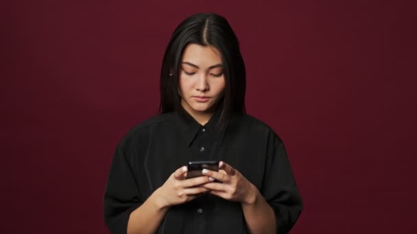 Focado Calma Jovem Mulher Asiática Vestindo Roupas Casuais Está Usando — Vídeo de Stock