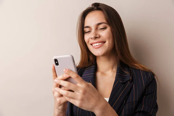 Foto Empresária Alegre Terno Formal Rindo Usando Celular Isolado Sobre — Fotografia de Stock