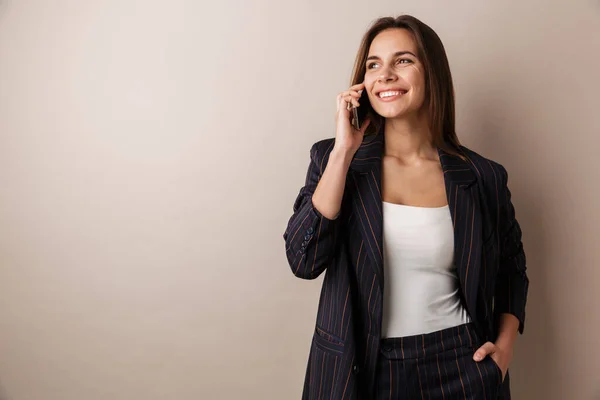 Foto Van Vrolijke Zakenvrouw Formele Pak Glimlachen Praten Mobiele Telefoon — Stockfoto