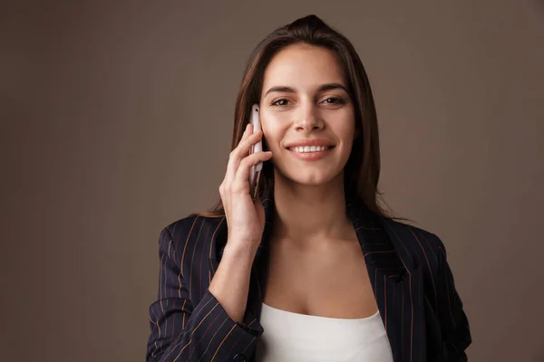 Foto Empresária Alegre Terno Formal Sorrindo Falando Celular Isolado Sobre — Fotografia de Stock