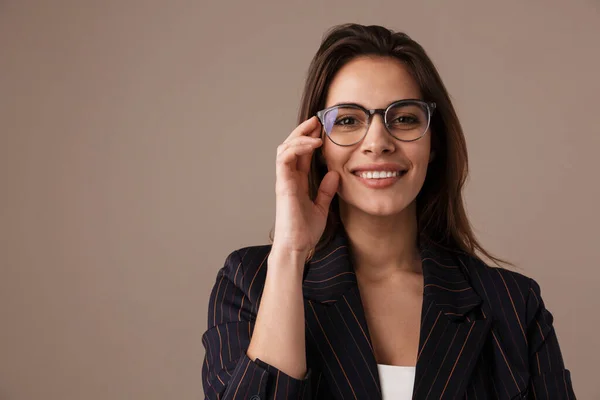 Foto Wanita Pebisnis Yang Menawan Dengan Kacamata Tersenyum Dan Melihat — Stok Foto