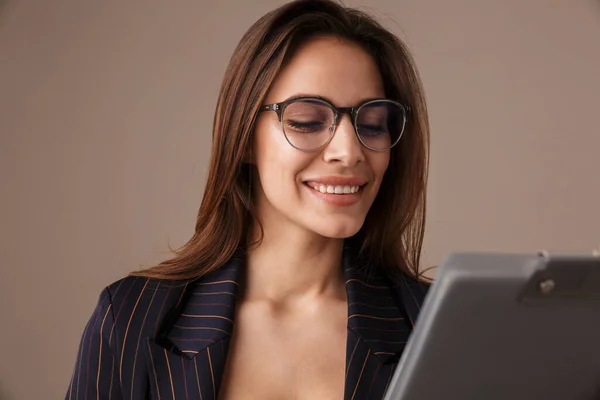 眼鏡の明るい実業家の写真笑顔とポーズクリップボードで隔離されたグレーの背景 — ストック写真