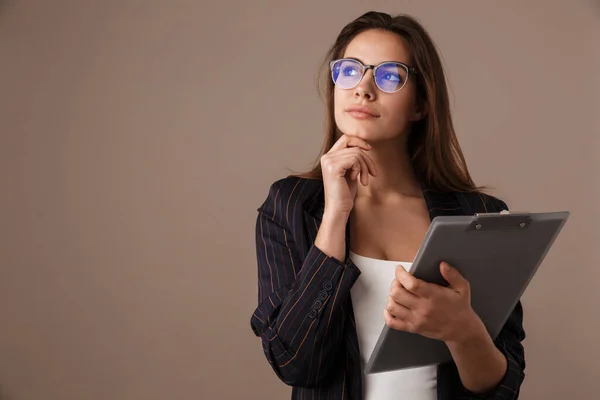 Foto Uma Empresária Séria Óculos Posando Com Prancheta Isolada Sobre — Fotografia de Stock