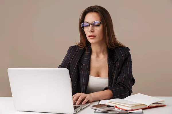 Foto Mulher Negócios Atraente Trabalhando Com Laptop Enquanto Sentado Mesa — Fotografia de Stock